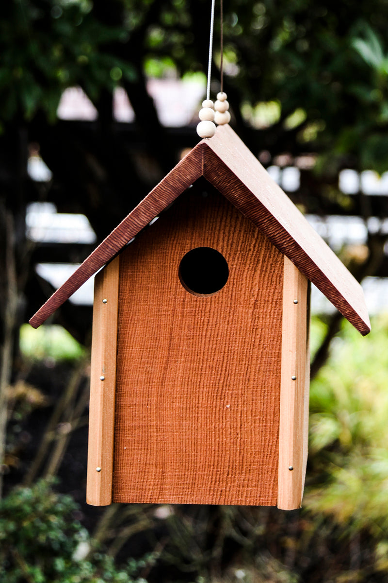 Classic Cedar Birdhouse – Be in a Tree